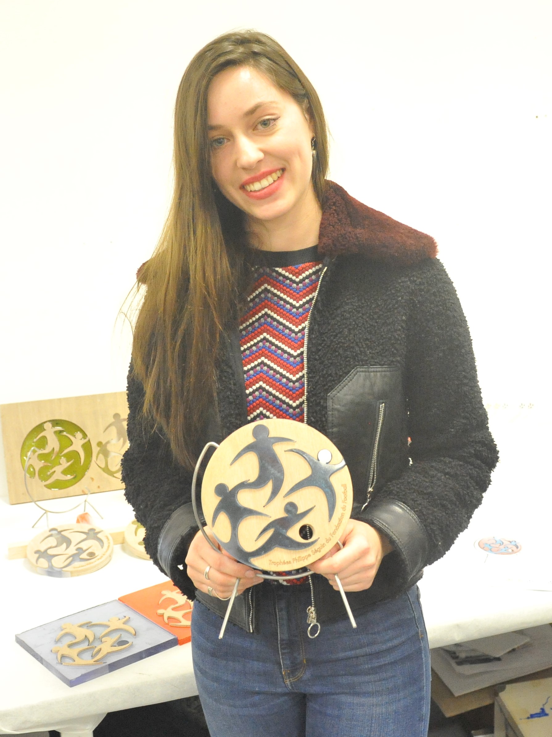 Calypso Guimard, étudiante en 2e année à l'Ecole nationale supérieure des Arts Décoratifs, avec le trophée Laszlo